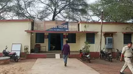 नईगढ़ी: नईगढ़ी थाना क्षेत्र के तेंदुआ मोड़ के पास बाइक फिसली, नाले में गिरी, बाइक सवार बाल-बाल बचे