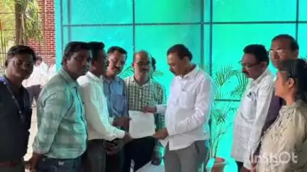 बाभूळगाव: भुमिलेख कर्मचारी संघटनेचे जनसंपर्क कार्यालय येथे आमदार बाळासाहेब मांगुळकर यांना निवेदन