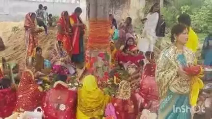 बालूमाथ: सुहागिनों ने बालूमाथ प्रखंड क्षेत्र में पति की लंबी आयु के लिए वट सावित्री पूजा की
