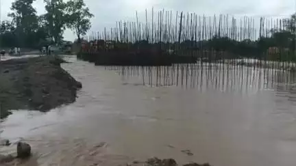 ಆಳಂದ: ನಿಂಬರ್ಗಾ ಗ್ರಾಮದಲ್ಲಿ ಭಾರೀ ಮಳೆಯಿಂದ ಯಲ್ಲಮ್ಮನ ಹಳ್ಳ, ಗುಡೂರು ಹಳ್ಳ ಮುಳುಗಡೆ: ಪ್ರಯಾಣಿಕರ ಪರದಾಟ