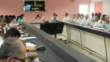 सिणधरी: जिला कलक्टर ने ली साप्ताहिक समीक्षा बैठक, संपर्क पोर्टल पर लंबित परिवादों के शीघ्र निस्तारण के दिए निर्देश