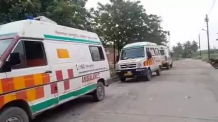 हंडिया: तिलकपुर मोड़ के पास तेज रफ्तार बाइक सवार ई-रिक्शा से टकराया, हुआ घायल