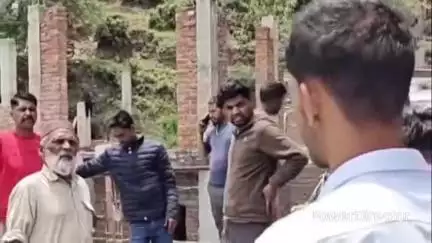 धारी: धारी ब्लॉक में एक विशेष समुदाय द्वारा ग्रामीण महिलाओं के साथ अभद्रता करने पर ग्रामीणों ने किया विरोध