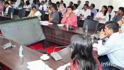 उज्जैन ग्रामीण: कलेक्टर रोशन कुमार सिंह ने प्रशासनिक संकुल भवन में समयावधि पत्रकों की समीक्षा की