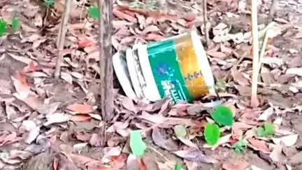 সামশেরগঞ্জ: তিনপাকুরিয়া এলাকার আমবাগান থেকে বালতি ভর্তি তাজা বোমা উদ্ধার করল পুলিশ