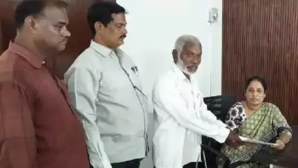 గంగాధర నెల్లూరు: కార్వేటినగరం పంచాయతీ పరిధిలో అక్రమ నిర్మాణాలపై చర్యలు తీసుకోవాలని గ్రామస్థులు మండల ఏవోకు వినతి
