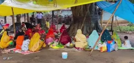 कोलेबिरा: प्रखंड क्षेत्र में सुहागिनों ने की वट सावित्री पूजा
