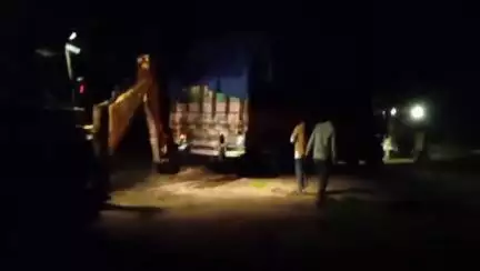హత్నూర: కాసాల శివారులో దిగబడిన ధాన్యం లోడు లారీ, స్థానికుల సహాయంతో 2 జేసీబీలతో వెలికితీత