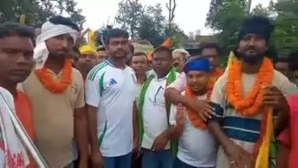 चितरपुर: हुप्पू से बारलौंग पहुंची खतियानी पदयात्रा, डुमरी विधायक ने बढ़ाया जेएलकेएम कार्यकर्ताओं का हौसला