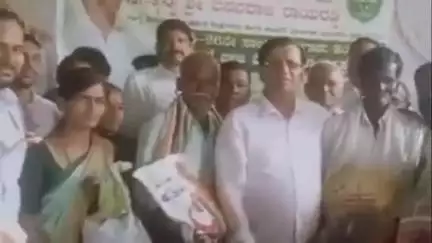 ಕುಕನೂರ: ಪಟ್ಟಣದ ರೈತ ಸಂಪರ್ಕ ಕೇಂದ್ರದಲ್ಲಿ ರೈತರಿಗೆ ಬಿತ್ತನೆ ಬೀಜ ವಿತರಣೆ, ಶಾಸಕ ರಾಯರೆಡ್ಡಿ ಭಾಗಿ