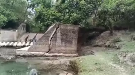 रुदौली: शारदा सहायक नहर से कल्याणी नदी में जा रहे झन्ना नाला का डैम हुआ जर्जर, समाजसेवी ने वीडियो बनाकर किया वायरल