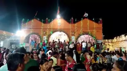 সাঁতুড়ি: আজ ফলহারিনি কালী পূজো উপলক্ষ্যে সাঁতুড়ি ব্লকের পছন্দপুর গ্রামে ভিড় জমিয়েছেন এলাকার বাসিন্দারা