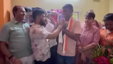 শ্রীরামপুর-উত্তরপাড়া: রিষড়ায় পূর্নম কুমার সাউ এর বাড়িতে গিয়ে তাকে সংবর্ধনা দিলেন তৃণমূলের মুখপাত্র তথা তৃণমূল ছাত্র পরিষদের সহ-সভাপতি