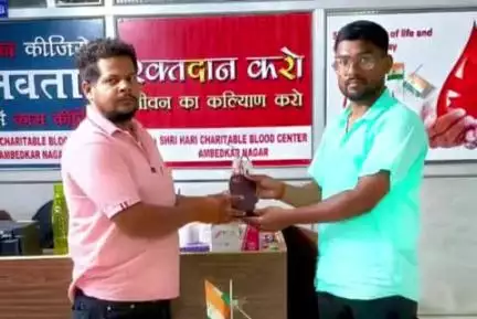 आलापुर: बसखारी के युवा ने रक्तदान कर सिपाह गांव के बुजुर्ग की जान बचाई, पेश की इंसानियत की मिसाल