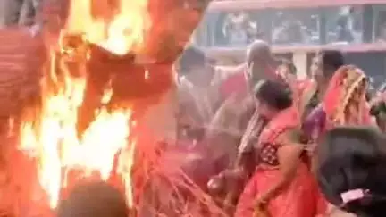 सिमरिया: पुराना बस स्टैंड के पास वट सावित्री पूजा के दौरान वट वृक्ष के धागे में लगी आग
