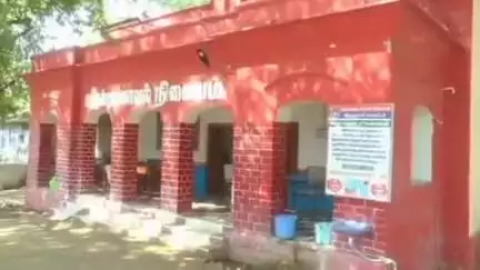 அருப்புக்கோட்டை: வதுவார் பட்டி விளக்கில் கார் மீது இருசக்கர வாகன மோதி விபத்தில் இருவர் காயம்