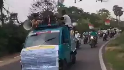 कलियासोल: पंचेत पतलाबाडी में स्थानीय लोगों ने डीवीसी प्रबंधन के खिलाफ निकाला जुलूस, सोलर पैनल के प्रति जताया विरोध