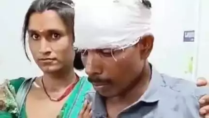बैरगनियां: ढेंग के पास चलती ट्रेन में युवक को बदमाशों ने मारा चाकू, किन्नरों ने मसीहा बनकर घायल को अस्पताल पहुंचाया