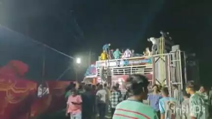 વાંસદા: ખાંભલીયા ખાતે ચાલુ બેન્ડવાજામાં ભારે પવમ ફંકાવા સાથે વરસાદને કારણે દોડાદોડી