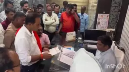 कळमेश्वर: नगर परिषद कार्यालय कळमेश्वर ब्राम्हणी येथे अतिक्रमण हटाव मोहीम विरोधात देण्यात आले निवेदन