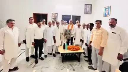 रायसिंहनगर: रायसिंहनगर स्थित पूर्व सांसद निहालचंद मेघवाल के आवास पर पहुंचे लोगों ने अंडर ब्रिज निर्माण स्वीकृति के लिए जताया आभार