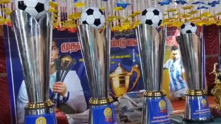 நிலக்கோட்டை: அரசு மேல்நிலைப்பள்ளி மைதானத்தில் உலக கால்பந்து தினத்தை யொட்டி ஐவர் கால்பந்து போட்டி நடைபெற்றது