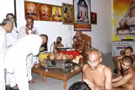 शुजालपुर: आचार्य विशुद्ध सागर जी के साथ 32 संतों के मुनिसंघ ने शुजालपुर नगर में किया प्रवेश, समाज ने की अगवानी