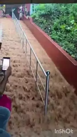 വടകര: കരിമ്പന പാലത്ത് നിരവധി വീടുകളിലേക്ക് ദേശീയപാതയിൽ നിന്ന് വെള്ളം കയറി, പ്രതിഷേധവുമായി നാട്ടുകാർ