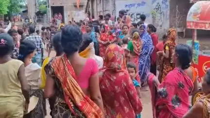 সুতি ১: রাজবংশী পাড়া ৩৫ নম্বর অঙ্গনওয়াড়ি কেন্দ্র স্থানান্তর নিয়ে বিক্ষোভ এলাকার বাসিন্দাদের   #jansamasya