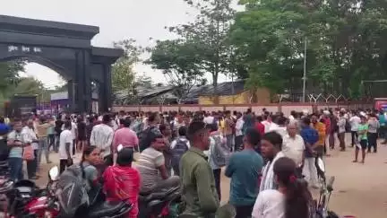 बांका जिला के होमगार्ड  को लेकर महिलाओं की काफी भीड़ और आज दौड़ के लिए लाइन में लगी हुई है।