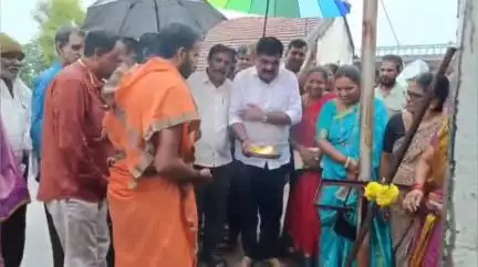ಕೃಷ್ಣರಾಜಪೇಟೆ: ಹೊಸಹೊಳಲು ಗ್ರಾಮದಲ್ಲಿ 1.5 ಕೋಟಿ  ರೂ ವೆಚ್ಚದಲ್ಲಿ ಗ್ರಾಮದ ಅಭಿವೃದ್ದಿ ಕಾಮಗಾರಿಗೆ ಗುದ್ದಲಿ ಪೂಜೆ ನೆರವೇರಿಸಿದ ಶಾಸಕ ಎಚ್.ಟಿ..ಮಂಜು