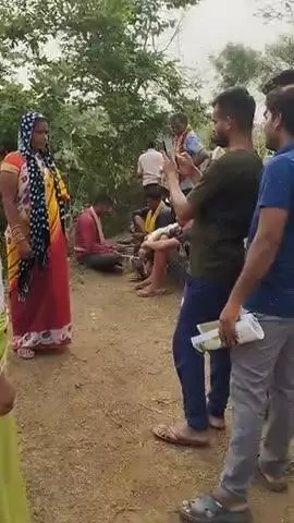 सरकार के नया नियम, मनरेगा (गोदी)काम करने के बाद फ़ोटो खींचने के लिए भीड़, इसमें भी भ्रष्टाचार हो रहा,, थम सिस्टम लाए।