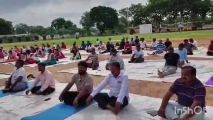 రాజుపాలెం మండల కేంద్రంలో ఉద్యోగులకు యోగ పై శిక్షణ