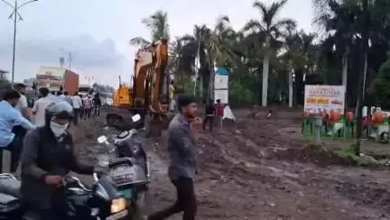 राहुरी: शहरातील नगर-मनमाड महामार्गालगत साईट गटाराच्या कामामुळे अपघातात एक ठार,नागरिकांची कारवाईची मागणी #Jansamasya