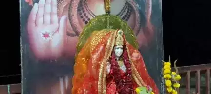 सोमवार को मुआर घाट पर मां नर्मदा जी की महाआरती हर्ष और उल्लास के साथ संपन्न हुई मां रेवा सेवा समिति द्वारा