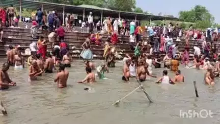 अनूपशहर: अनूपशहर के गंगा घाटों पर ज्येष्ठ अमावस्या पर हजारों श्रद्धालुओं ने लगाई आस्था की डुबकी