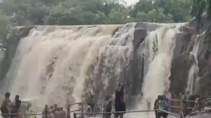 திருவட்டாறு: தொடர் மலையால் திற்பரப்பு அருவியில் தண்ணீர் வரத்து அதிகரிப்பால் சுற்றுலா பயணிகள் குளிக்க கட்டுப்பாடு விதிப்பு