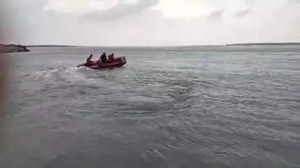 লালগোলা: খান্দুয়া ঘাটে পদ্মা নদীতে স্নান করতে গিয়ে নিখোঁজ কিশোর; ডুবুরি নামিয়ে চলছে তল্লাশি