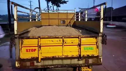 ಹೊನ್ನಾವರ: ಅಕ್ರಮ ಮರಳುಗಾರಿಕೆ ಹೊನ್ನಾವರದ ಹೊಸಾಡು, ಬಳ್ಳೂರಿನಲ್ಲಿ ಗಣಿ ಮತ್ತು ಭೂ ವಿಜ್ಞಾನ ಇಲಾಖೆಯಿಂದ ದಾಳಿ ಎರಡು ವಾಹನ ಜಪ್ತಿ