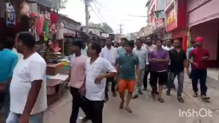 एकमा: एकमा बाजार में लूटकांड के विरोध में दुकानदारों ने बाजार बंद कराया