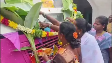 பரமக்குடி: மேல பெருங்கரை கிராமத்தில் புதிய பேருந்தை எம் எல் ஏ முருகேசன் துவக்கி வைத்தார்