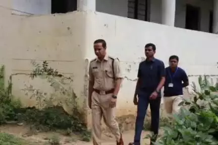 ఎల్లారెడ్డి: ఎల్లారెడ్డిలోని ఇంటర్మీడియట్ అడ్వాన్స్ సప్లమెంటరీ పరీక్ష కేంద్రాన్ని సందర్శించిన ఎస్పీ రాజేష్ చంద్ర