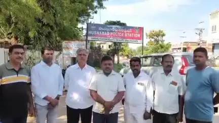హుస్నాబాద్: చలో హైదరాబాద్ నేపథ్యంలో తాజా మాజీ సర్పంచ్లను ముందస్తుగా అదుపులోకి తీసుకున్న పోలీసులు