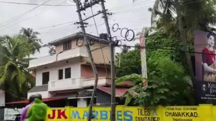 ചാവക്കാട്: മുതുവുട്ടൂരിൽ ഇലക്ട്രിക് പോസ്റ്റിൽ ലോറിയിടിച്ച് അപകടം, വൈദ്യുതി ബന്ധം നിലച്ചു
