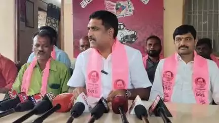 మానకొండూరు: ఎమ్మెల్యే కార్యాలయాల్లో సీఎం ఫోటో పెట్టాలని ప్రభుత్వం ఏమైనా జీవో వచ్చిందా : కరీంనగర్ బిఆర్ఎస్ అధ్యక్షుడు  రామకృష్ణారావు