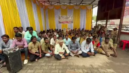 ಇಳಕಲ್‌: ನಗರದ ನಗರಸಭೆ ಮುಂದೆ ಪೌರಸೇವಾ ನೌಕರರ ಬೇಡಿಕೆ ಈಡೇರಿಸುವಂತೆ ಹೋರಾಟ #localissue