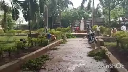 अन्तागढ़: नगर पंचायत अंतागढ़ के अधिकारियों और कर्मचारियों ने नयापारा स्थित गार्डन की साफ-सफाई की