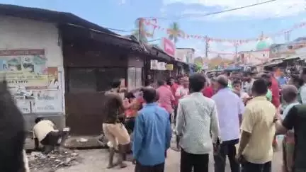 চোপড়া: রাস্তায় ময়লা ফেলা নিয়ে বিবাদের জেরে কালাগছ মোড়ে দুই ব্যবসায়ীর ধুন্ধুমার, আটক দুই পক্ষের মোট 2 জন