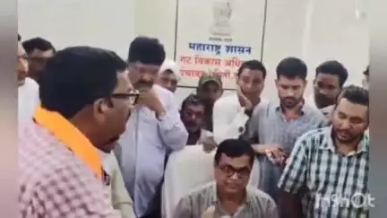दर्यापूर: घरकुल लाभार्थी शिवसेना जि.प्रमुख गोपाल अरबट यांच्या नेतृत्वात धडकले पं.स.वर;अधिकाऱ्यावर केला नोटांचा वर्षाव #Jansamasya