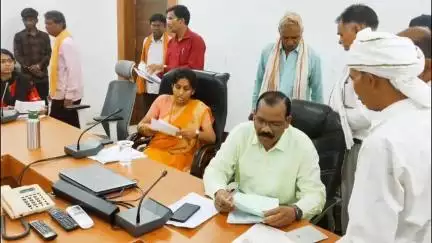 कुरई: कलेक्टर कार्यालय में जिला स्तरीय जनसुनवाई का हुआ आयोजन, कलेक्टर संस्कृति जैन ने सुनीं समस्याएँ